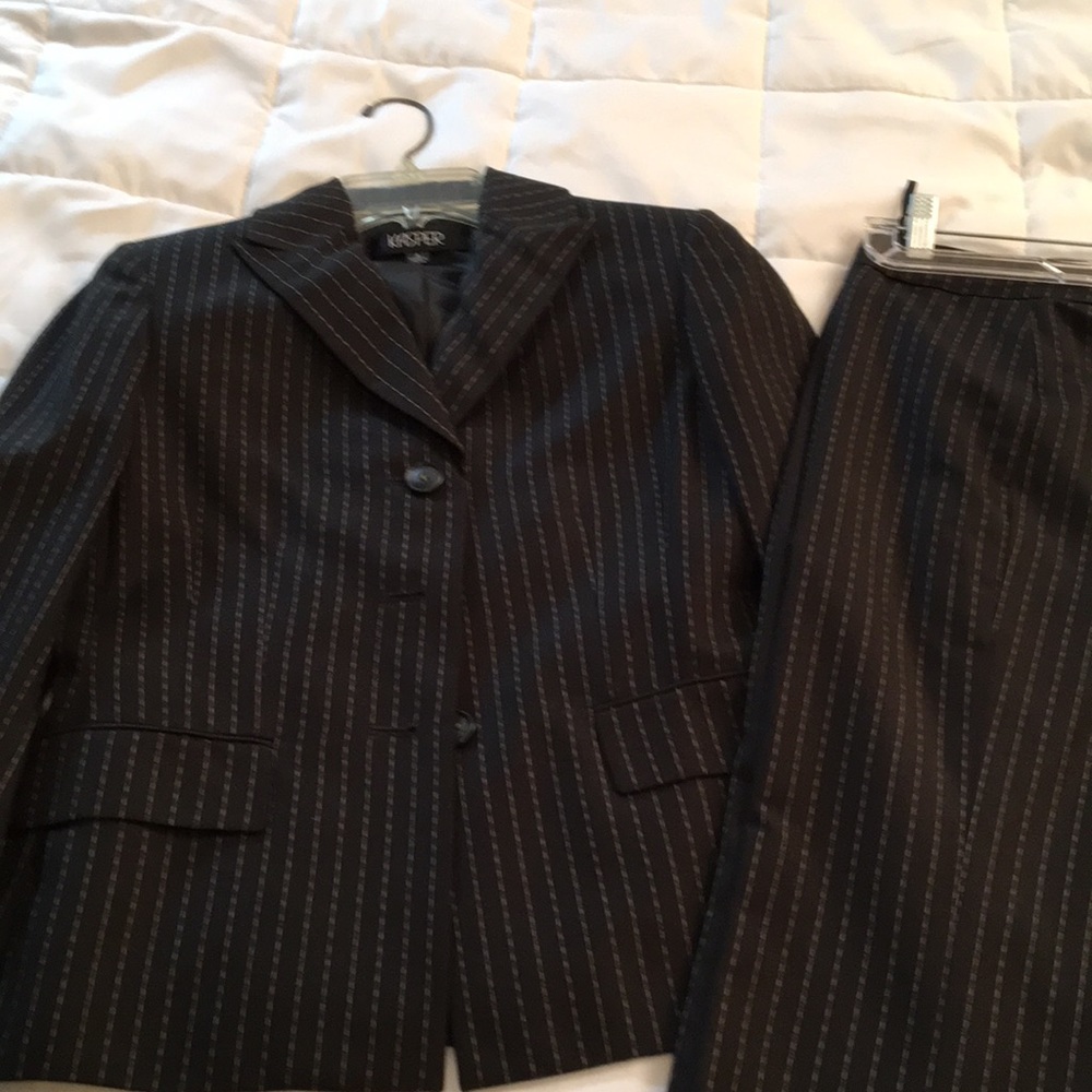 Kasper pant suit size 4